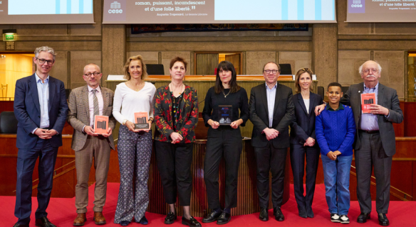 L'ensemble des membres du jury ainsi que Souleymane, petit champion de la lecture d'Île-de-France 2023, et Pauline Hillier, lauréate du Prix littéraire du CESE