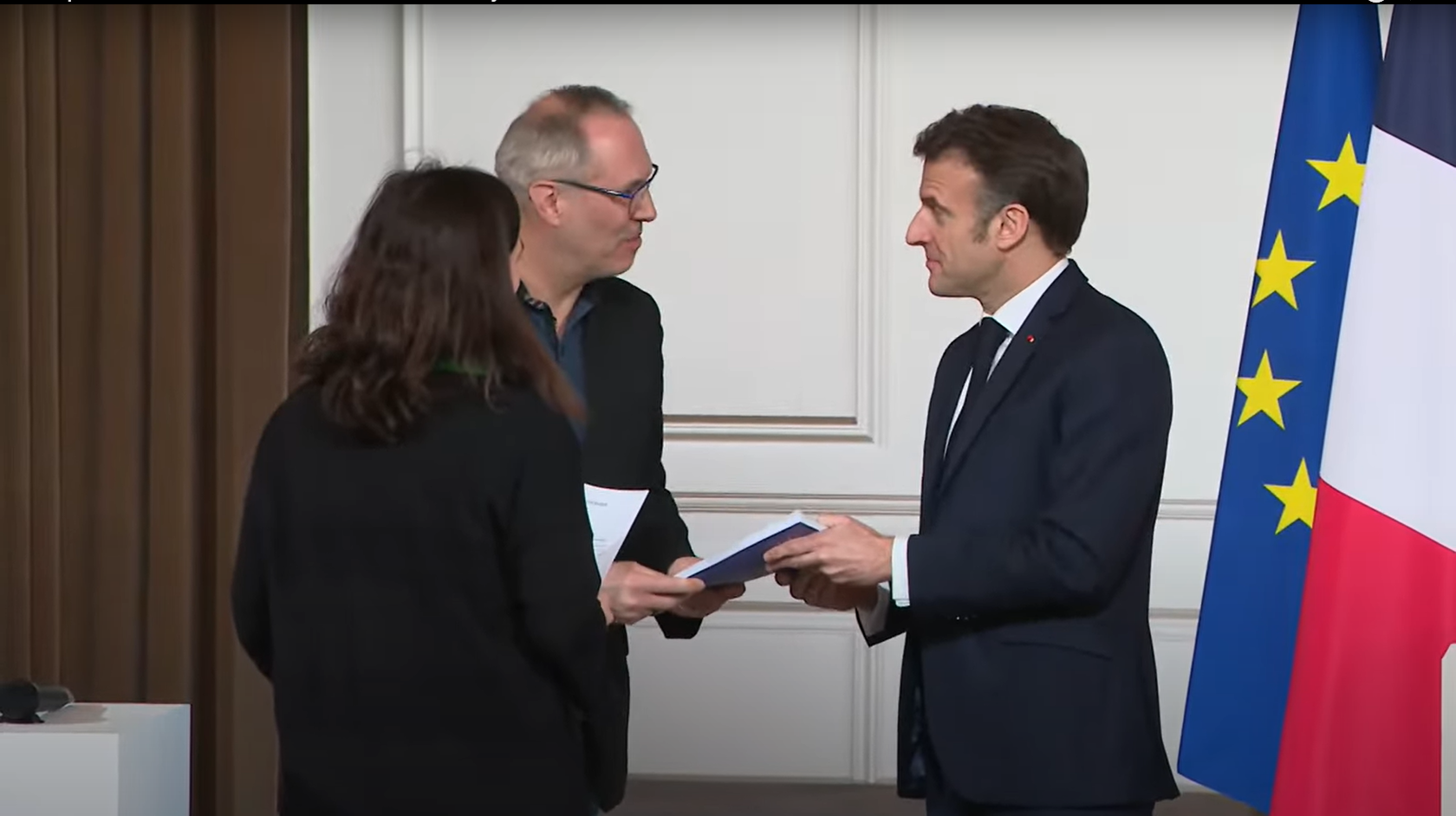 Marianne et Jean-Michel, rapporteurs de la Convention Citoyenne sur la fin de vie, et Emmanuel Macron, Président de la République