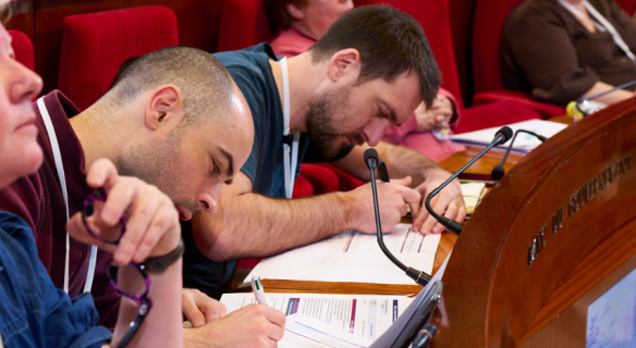 Des citoyens écrivent dans l'hémicycle à la Convention Citoyenne sur la fin de vie