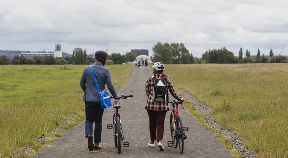 vélocyclistes en campagne et près ville