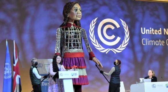 L'activiste Brianna Fruean sur le podium de la COP26 avec Little Amal